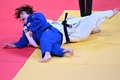 世界柔道選手権、女子78キロ超級。3位決定戦に臨む冨田若春（左、2022年10月12日撮影）。(c)Kirill KUDRYAVTSEV / AFP