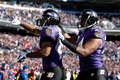 11NFLプレーオフは15日、カンファレンス準決勝が行われ、ボルティモア・レイブンズ（Baltimore Ravens）は20-13でヒューストン・テキサンズ（Houston Texans）との接戦を制し、ナショナル・カンファレンス（NFC）決勝に進出した。

第1クォーターにタッチダウンを成功させ、チームメイトのマイケル・オアー（Michael Oher、右）と喜びを分かち合うレイブンズのクリス・ウィルソン（Kris Wilson、2012年1月15日撮影）。(c)AFP/Getty Images/Rob Carr