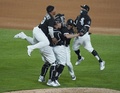 21MLB、シカゴ・ホワイトソックス対クリーブランド・インディアンス。ノーヒットノーランを達成し、チームメートに祝福されるシカゴ・ホワイトソックスのカルロス・ロドン（中央、2021年4月14日撮影）。(c)Nuccio DiNuzzo/Getty Images/AFP