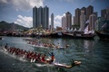 香港（Hong Kong）で行われた毎年恒例「ドラゴンボート（龍舟）フェスティバル（Dragon Boat Festival）」のレース（2014年6月2日撮影）。(c)AFP/Philippe Lopez