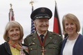 ドイツ・ベルリンの旧テンペルホーフ空港で行われた式典に2人の娘と共に出席した元米軍パイロットのゲイル・ハルボーセン氏（中央、2019年5月11日撮影、資料写真）。(c)MICHELE TANTUSSI / AFP