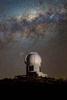 オーストラリア・ニューサウスウェールズ（New South Wales）州にあるサイディング・スプリング天文台（Siding Spring Observatory）の望遠鏡「スカイマッパー（SkyMapper）」と、その向こうに輝く天の川銀河（Milky Way、2014年2月10日提供）。(c)AFP/Australian Astronomical Observatory/JAMIE GILBERT