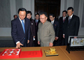 北朝鮮の平壌（Pyongyang）で、金正日（キム・ジョンイル、Kim Jong-Il）総書記に持参したみやげを贈る訪朝中の王家瑞（Wang Jiarui）中国共産党対外連絡部長（左）（2010年2月8日撮影、10日入手）。(c)AFP/KCNA via KNS