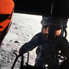 月面上で活動する、アポロ12号（Apollo 12）の乗組員（1969年11月19日撮影）。(c)AFP/NASA