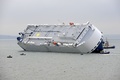 英南部サウサンプトン（Southampton）沖で座礁した自動車運搬船「ホーグ・オーサカ（Hoegh Osaka）号」（2015年1月4日撮影）。(c)AFP/MALCOM WELLS