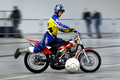 ドイツ南部カールスルーエ（Karlsruhe）で開催されたバイクと関連製品の国際展示会｢Faszination Motorrad（オートバイの魅惑）｣で行われた、バイクに乗ってサッカーをするスポーツ｢モトボール｣の選手権。(c)AFP/DDP/SASCHA SCHUERMANN