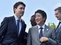 安倍晋三元首相とカナダのジャスティン・トルドー首相。伊シチリア島のタオルミーナで開催された先進7か国（G7）首脳会議（サミット）で（2017年5月27日撮影）。(c)TIZIANA FABI / AFP