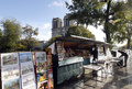 仏パリのセーヌ川沿いのブキニスト（2010年10月30日撮影）。(c)FRANCOIS GUILLOT / AFP