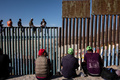 メキシコ北部ティフアナの米国境付近に集まる中米移民（2018年11月25日撮影）。(c)Pedro PARDO / AFP
