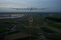 ベルギー・ザベンテム（Zaventem）のブリュッセル国際空港（Brussels Airport）へ着陸態勢に入るソーラー飛行機「ソーラー・インパルス（Solar Impulse）」（2011年5月13日撮影）。(c)AFP/SOLAR IMPULSE/JEAN REVILLARD