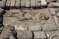 エジプト・ルクソール近郊で発見された古代都市遺構で見つかった遺骨（2021年4月10日撮影）。(c)Khaled DESOUKI / AFP