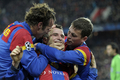 サッカー欧州チャンピオンズリーグ2011-12（UEFA Champions League 2011-12）は7日、グループリーグ第6節の試合が各地で行われ、マンチェスター・ユナイテッド（Manchester United）は1-2でFCバーゼル（FC Basel）に敗れ、グループリーグ敗退が決まった。

後半39分にチーム2得点目を挙げ、チームメイトに祝福されるFCバーゼルのアレクサンデル・フレイ（Alexander Frei、2011年12月7日撮影）。(c)AFP/VALERIANO DI DOMENICO
&lt;a href=&quot;http://www.afpbb.com/article/sports/soccer/champion-league/2844527/8175933&quot;&gt;&lt;b&gt;＜記事本文へ戻る＞&lt;/b&gt;&lt;/a&gt;