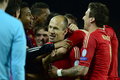 サッカー欧州チャンピオンズリーグ（UEFA Champions League 2012-13）は1日、準決勝第2戦が行われ、バイエルン・ミュンヘン（Bayern Munich）が3-0でFCバルセロナ（FC Barcelona）に勝利し、2試合合計スコア7-0で4年間で3度目となる決勝に進出した。

後半4分に先制点を挙げてチームメイトに祝福されるバイエルン・ミュンヘンのアリエン・ロッベン（Arjen Robben、2013年5月1日撮影）。(c)AFP/JAVIER SORIANO