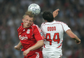ミランのマッシモ・オッド（%%Massimo Oddo%%、右）とボールを競るリバプールのディルク・カイト（%%Dirk Kuyt%%）。(c)AFP/MUSTAFA OZER