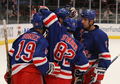 スコット・ゴメス（%%Scott Gomez%%、左）の得点を喜ぶレンジャーズの選手たち。(c)AFP/Getty Images Al Bello