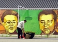 韓国・ソウル（SEOUL）の李氏朝鮮の宮殿の壁に描かれた北朝鮮の金正日（キム・ジョンイル、Kim Jong-Il）総書記（左）と韓国の金大中（キム・デジュン、Kim Dae-Jung）大統領（当時）のフレスコ画（2000年6月7日撮影）。(c)AFP
