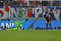 サッカーW杯カタール大会、決勝トーナメント1回戦、日本対クロアチア。クロアチアのドミニク・リバコビッチ（左）にPKを止められた吉田麻也（2022年12月5日撮影）。(c)OZAN KOSE / AFP