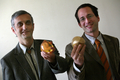 自らバランスをとる凸面体「Gomboc」を開発したGabor Domokos氏（左）とPeter Varkonyi氏。(c)AFP/BALINT PORNECZI