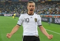 2010年サッカーW杯南アフリカ大会・1次リーグD組、ドイツ対オーストラリア。前半8分に先制点を決めて喜ぶドイツのルーカス・ポドルスキー。（2010年6月13日）(c)AFP/CARL DE SOUZA