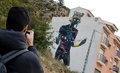 スペインのカステリョンデラプラナ近郊の町ファンサラで、壁画の写真を撮る男性（2016年12月15日撮影）。(c)AFP/JOSE JORDAN