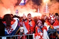 サッカーW杯カタール大会、3位決定戦、クロアチア対モロッコ。クロアチアの首都ザグレブで勝利を喜ぶサポーター（2022年12月17日撮影）。(c)Denis LOVROVIC / AFP