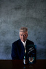 スペシャルボトル「ドン ペリニヨン BY デヴィッド・リンチ」のスペシャルボトルを手にするデヴィッド・リンチ(David Lynch)。(c)Dom Perignon