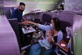 シンガポールのシンガポール（チャンギ）国際空港に駐機された、シンガポール航空の旅客機内に期間限定で開かれたレストランで、食事を楽しむ人々（2020年10月24日撮影）。(c)ROSLAN RAHMAN / AFP