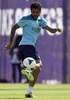シウタ・エスポルティバ・ジョアン・ガンペール（Ciutat Esportiva Joan Gamper）で練習に臨むFCバルセロナ（FC Barcelona）のダニエウ・アウベス（Daniel Alves、2014年5月16日撮影）。(c)AFP/LLUIS GENE