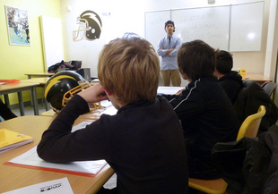 AIが授業計画や宿題採点を支援 英でプロジェクト開始