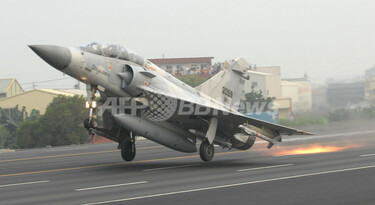 台湾空軍が高速道路で戦闘機の離陸訓練 - 台湾 写真5枚 国際ニュース