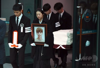 SHINeeジョンヒョンさん、Kポップスターやファンに見送られ出棺