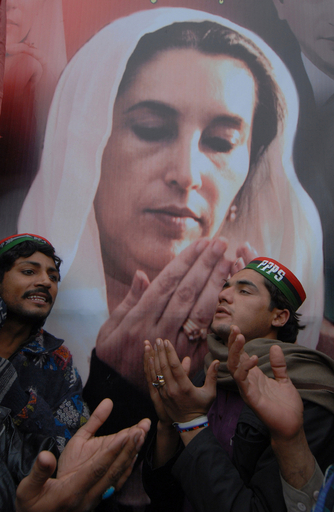 パキスタン各地で故ブット元首相の追悼式、8日に英捜査団が見解