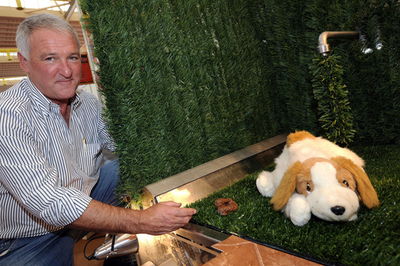 ジュネーブ国際発明品展にユニークな珍新作品、犬用自動洗浄トイレなど