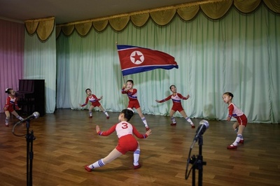 幼稚園から教え込まれる個人崇拝、園児が歌う指導者賛歌 北朝鮮