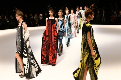 「ヒロココシノ」19年春夏コレクション発表