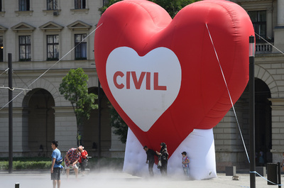 不法移民助けたNGOは処罰 ハンガリーで法案可決