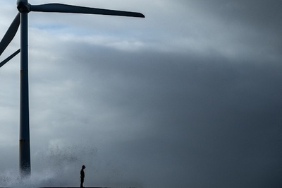 【今日の1枚】風と波の間、防波堤に立つ 茨城