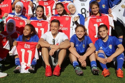 ドイツ代表エジル、シリア難民キャンプを訪問