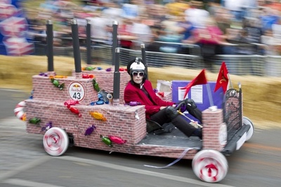 クラッシュ続出！英ロンドンで恒例のソープボックス・レース