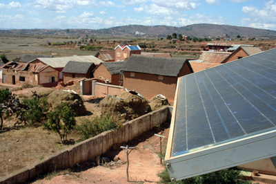 マダガスカルの診療所、ソーラーパネルで夜間の出産が容易に