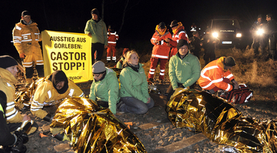 独で核廃棄物輸送阻むデモ、警官隊との衝突で150人負傷