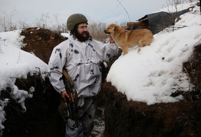 【今日の1枚】いっしょにいてくれてありがとう、前線の塹壕 ウクライナ