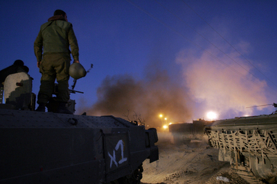 イスラエル軍がガザを攻撃、パレスチナとの和平交渉開始前日に