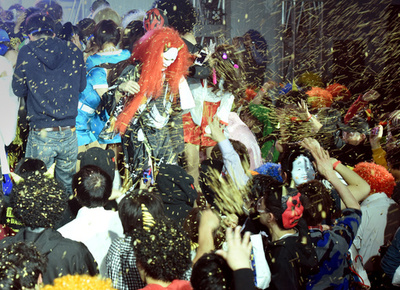 豆4トン分の「すごい豆まき」、鬼退治よりストレス発散？　東京