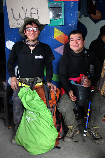 インドネシア活火山で足止めの登山客ら560人、下山開始