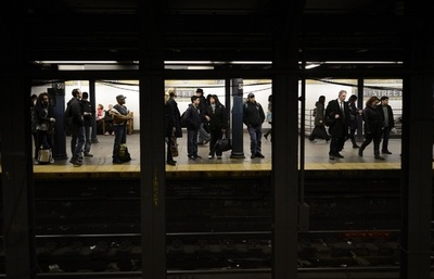 男性が地下鉄にはねられる直前の写真を掲載、米紙に批判集中