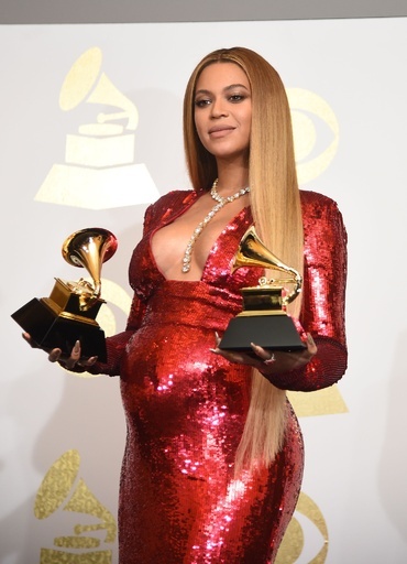 ビヨンセ、双子の写真を初公開 名前に困惑の声も