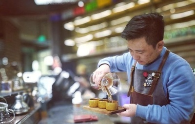 チベット族の青年が入れるチベット風コーヒーの味、中国・青海