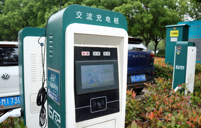 「ゾンビ充電スタンド」に廃バッテリー… 急成長を遂げる中国のEVの課題