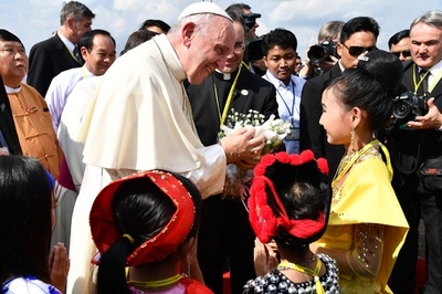 ローマ法王、初訪問のミャンマーへ到着